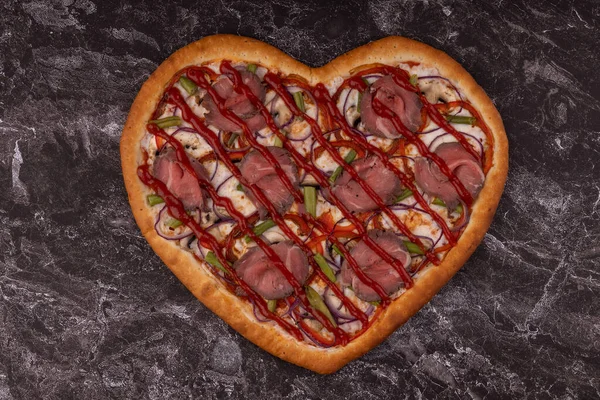 Restoran menüsü için mermer arka planda kalp şeklinde pizza