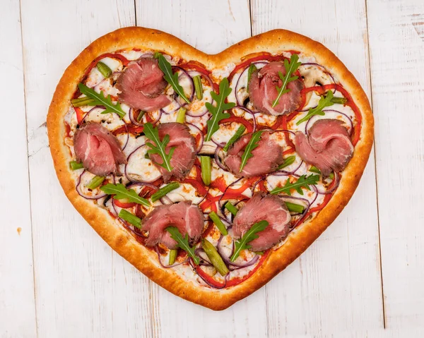 Herzförmige Pizza Auf Hölzernem Hintergrund Für Restaurant Menü5 — Stockfoto