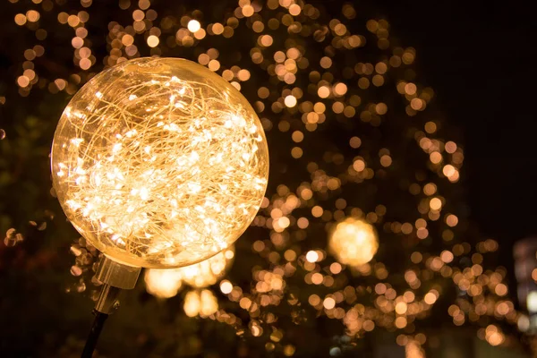 Foto Cercana Luces Led Cadena Dentro Bola Clara Con Otros — Foto de Stock