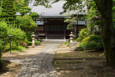 Japonya 'da bir tapınak. Tapınaklar neredeyse her yerde bulunur ve her tapınak huzurludur..