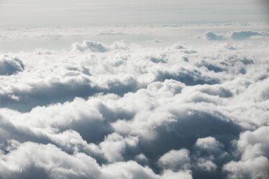 Uçaktayken bulutların üstünde.