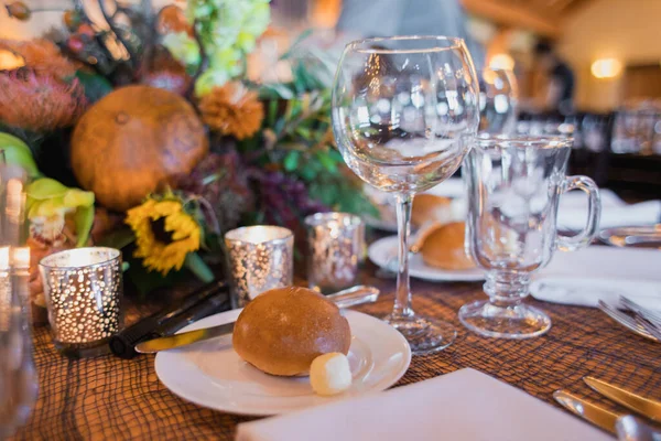 Sonbahar Veya Cadılar Bayramı Için Dekoratif Bir Yemek Masası Telifsiz Stok Imajlar