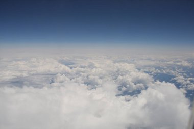 Uçaktayken bulutların üstünde.
