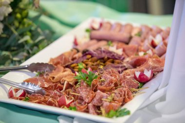 Et dilimli şarküteri tabağı..