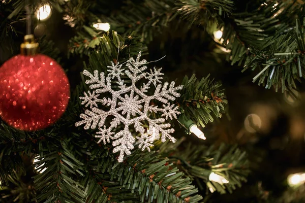 Adornos Navidad Colgantes Con Una Bola Copo Nieve —  Fotos de Stock