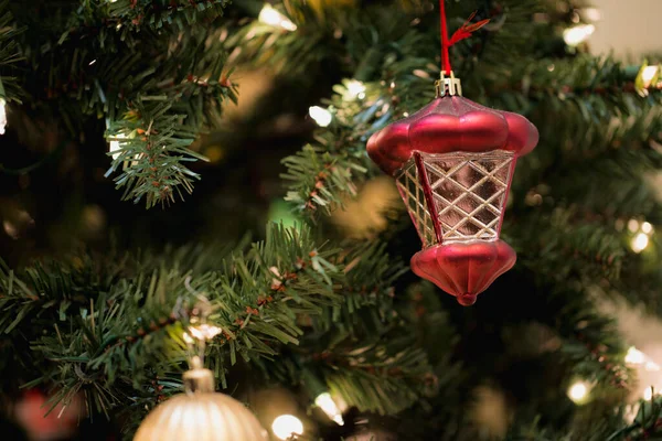 Adorno Navidad Colgante Con Una Linterna —  Fotos de Stock