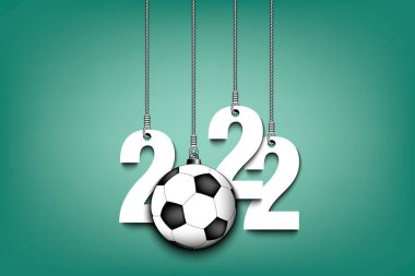 2022 numaralar ve yılbaşı süsü olarak futbol topu iplere asılı. Yeni yıl 2022 'de iplere asılıdır. Tebrik kartı için şablon tasarımı. İzole edilmiş arkaplanda vektör illüstrasyonu