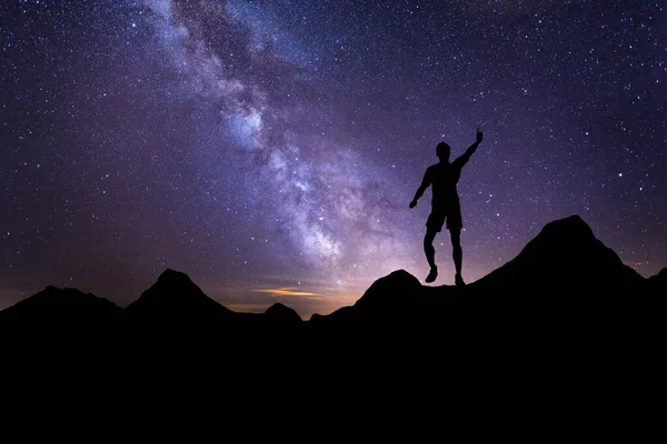 Gece saat uzun pozlama manzara fotoğrafçılığı. Samanyolu galaksi, fotoğraf kompozit merak ararken bir yüksek yerde duran bir adam