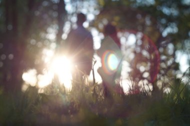 Taras Shevchenko Parkı 'ndaki insanların ana hatlarıyla çok güzel bir manzara..