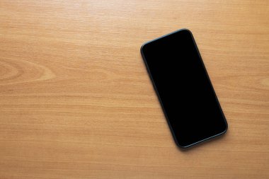 Beyaz ekranlı, beyaz arka planda akıllı telefonu tutan kadın. Metin yazmak için boş beyaz boşluk.