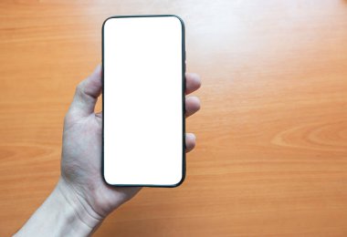 Beyaz ekranlı, beyaz arka planda akıllı telefonu tutan kadın. Metin yazmak için boş beyaz boşluk.