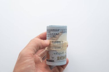 El ele tutuşan 100 dolarlık desteler. Birleşik Devletler Doları. 100 dolarlık banknotlar. Seçici odak.