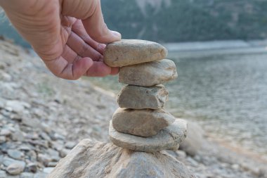Denizin çakıl taşlarının dengesi. Denge konsepti, uyum, meditasyon. Birliktelik kavramı, yükselmeye yardım etmek..