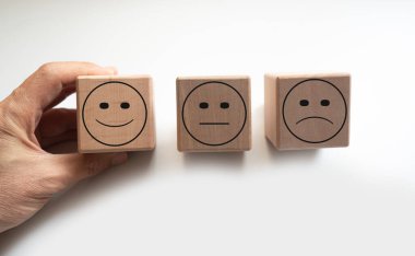 Mutlu ifade seçildi. Müşteri hizmetleri değerlendirmesi ve teknoloji müşteri desteği kavramı. Müşteri değerlendirme fikri.