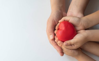 Baba oğul kalp. Organ bağışı ve sigorta konsepti. Dünya kalp sağlığı konsepti. Dünya organ bağışı günü. Sağlıklı yaşam için sağlıklı kalp kavramı. Hayırseverlik fikri.