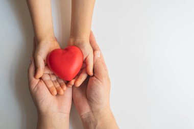 Baba oğul kalp. Organ bağışı ve sigorta konsepti. Dünya kalp sağlığı konsepti. Dünya organ bağışı günü. Sağlıklı yaşam için sağlıklı kalp kavramı. Hayırseverlik fikri.