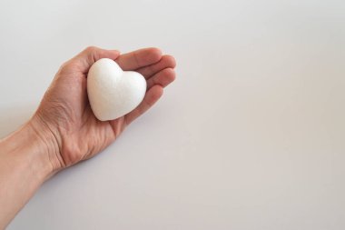 Baba oğul kalp. Organ bağışı ve sigorta konsepti. Dünya kalp sağlığı konsepti. Dünya organ bağışı günü. Sağlıklı yaşam için sağlıklı kalp kavramı. Hayırseverlik fikri.