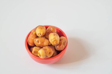 Kırmızı kasede beyaz arka planda tarihler. Üst görünüm. Ramazan konsepti.