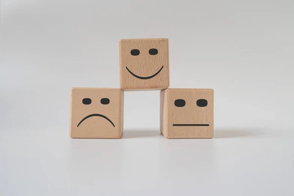 Gesichtssymbole Auf Holzwürfeln Kundendienstbewertung Und Technologie Kundenunterstützungskonzept Business Service Bewertung — Stockfoto
