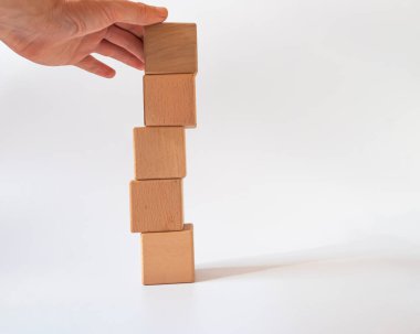 Küp blokları elle istifleme. İş başarısı, hedef kavramı.