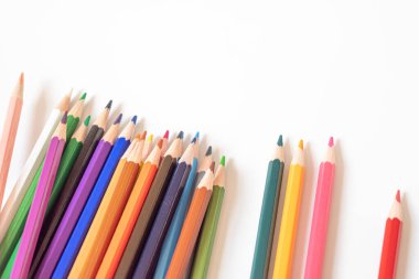 Beyaz arka planda boya kalemleri. Eğitim konsepti. Salgın sırasında anaokulu konsepti. Pedagoji kavramı.