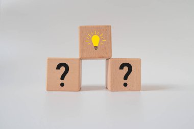 Ampul simgesi ve soru işareti içeren küp bloklar. Yaratıcı fikir, yenilik kavramı.