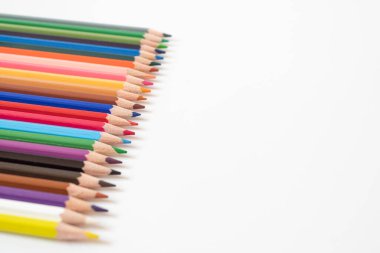 Beyaz arkaplanda izole edilmiş pastel boyalar. Seçici odaklanma. Sadece mavi renkli olanlar net değil, üst görünüm bulanık..