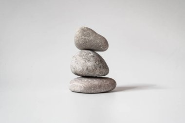 Bir yığın beyaz doğal zen taşı. Zihnini, ruhunu dengeleyen, yalvaran, meditasyon konseptini..