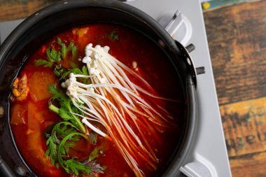 Balıklı Kore geleneksel sıcak kasesi.