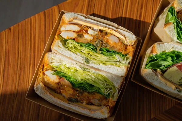 Marullu sıcak tavuklu sandviç.