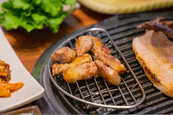鉄板の上で韓国の焼き肉 — ストック写真