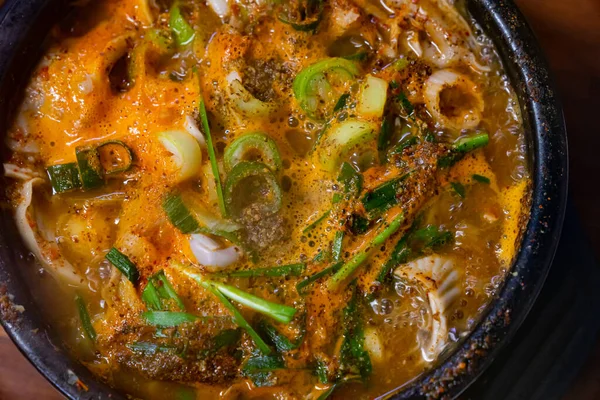 Geleneksel Kore baharatlı kase, sosis çorbası.