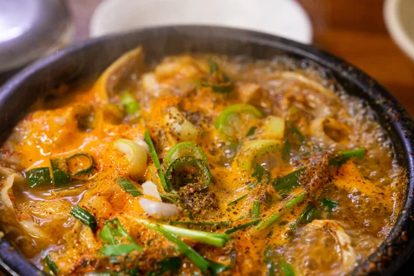 Geleneksel Kore baharatlı kase, sosis çorbası.