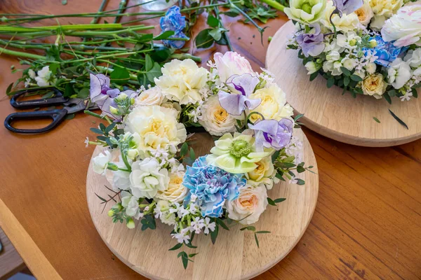 Çiçek sınıfında çiçek buketi ve çelenk