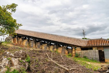 Geleneksel Japon seramik mallarının yapıldığı bir atölyenin fotoğrafı, Okinawa, Japonya