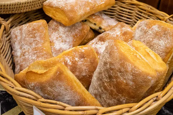 Ekmeğin (Ciabatta) bir sepete istiflenmiş yakın plan fotoğrafı. Bir pastanede çekilmiş..