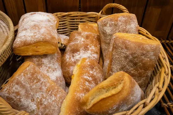 Una Foto Cerca Del Pan Ciabatta Apilado Una Canasta Tomado —  Fotos de Stock