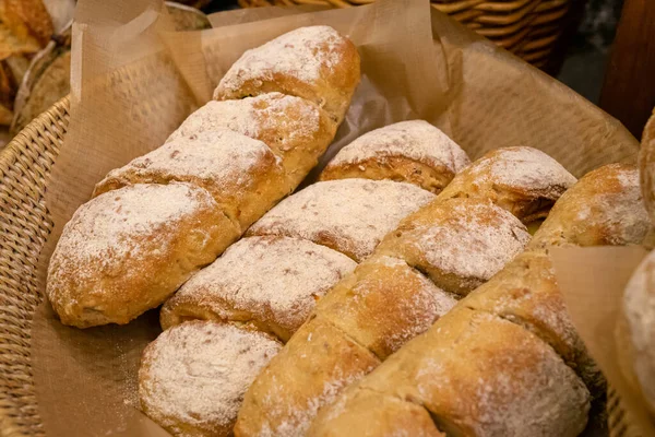 Ekmeğin (Ciabatta) bir sepete istiflenmiş yakın plan fotoğrafı. Bir pastanede çekilmiş..
