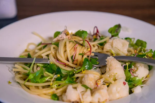 Ev yapımı salata makarna, taze sebzeler, tavuk göğsü ve karnabahar.
