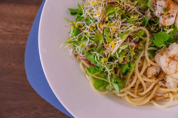 Ev yapımı salata makarna, taze sebzeler, tavuk göğsü ve karnabahar.