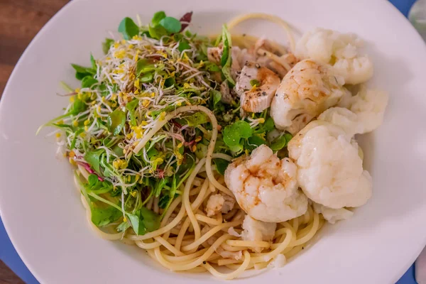 Ev yapımı salata makarna, taze sebzeler, tavuk göğsü ve karnabahar.