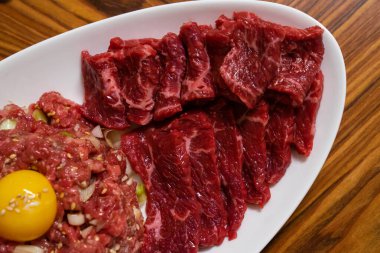 Ev yapımı Kore usulü çiğ et, sığır etli tartar, sarısı da var.