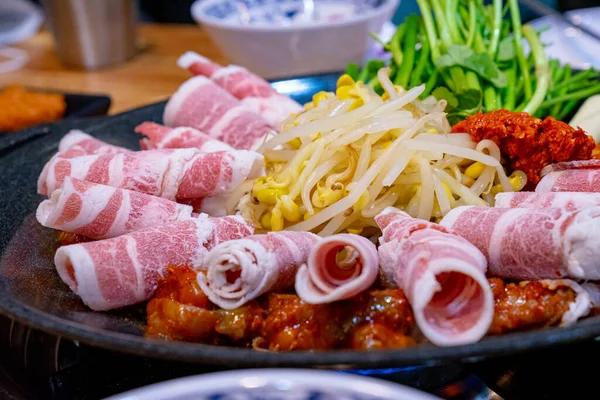 Koreansk Stil Baby Bläckfisk Röra Stek Med Nötkött Och Bönor — Stockfoto