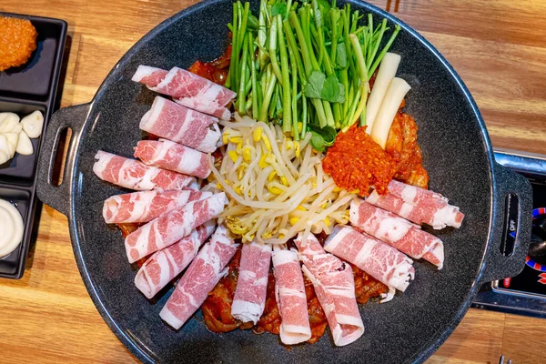 Koreansk Stil Baby Bläckfisk Röra Stek Med Nötkött Och Bönor — Stockfoto