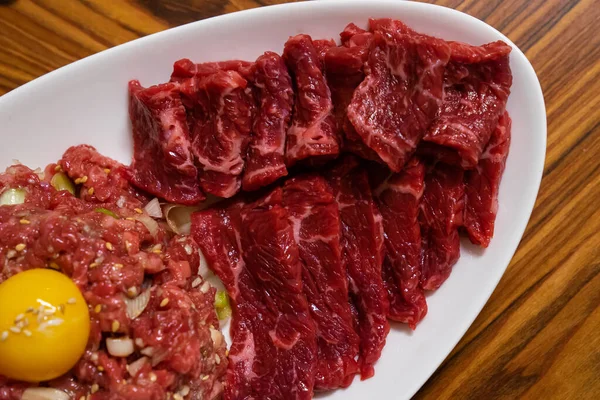 Ev yapımı Kore usulü çiğ et, sığır etli tartar, sarısı da var.