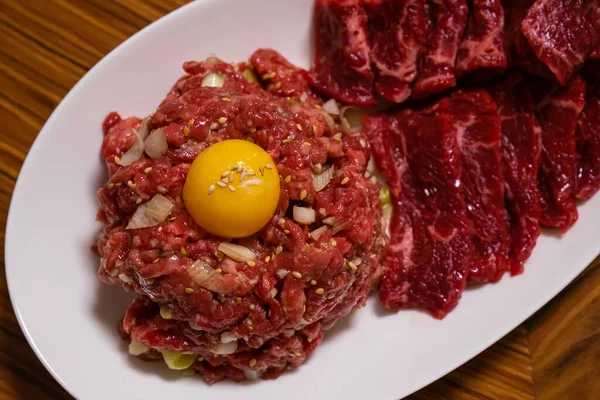 Ev yapımı Kore usulü çiğ et, sığır etli tartar, sarısı da var.