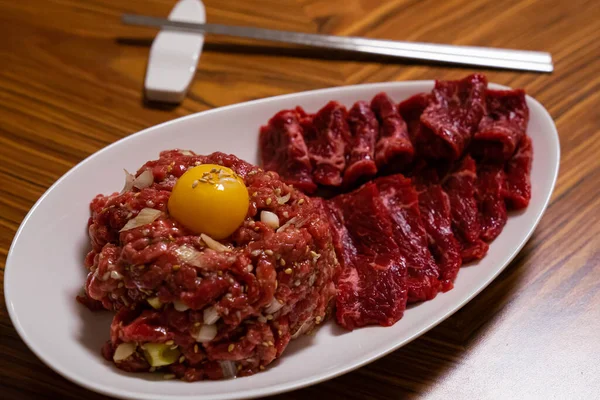 Ev yapımı Kore usulü çiğ et, sığır etli tartar, sarısı da var.