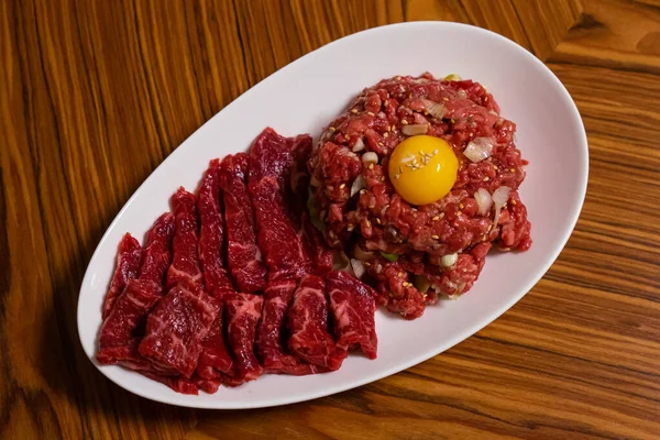 Ev yapımı Kore usulü çiğ et, sığır etli tartar, sarısı da var.