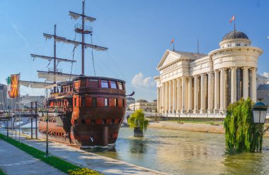 ÜSKÜP, Kuzey MACEDONYA-AĞUSTOS 23 Ağustos 2018: Tekne ve Restoran, Üsküp, Makedonya.