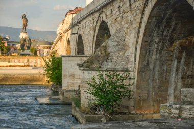 ÜSKÜP, NORTH MACEDONIA-AĞUSTOS 22-2018: Taş Köprü, aşağıdan, Üsküp, Makedona yakın görüş. Vardar nehri boyunca uzanan antik kemerler ve taş işçiliğinin şehrin eski kısmına uzanması.